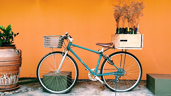 Велосипед у оранжевой стены