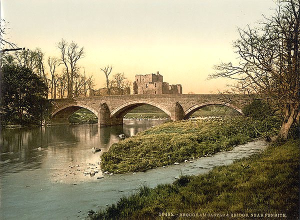 Великобритания. Замок и мост Брохэм, недалеко от Пенрита