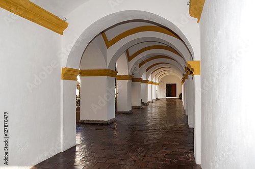 Большое желто-белое здание в стиле барокко в Антигуа, Гватемала