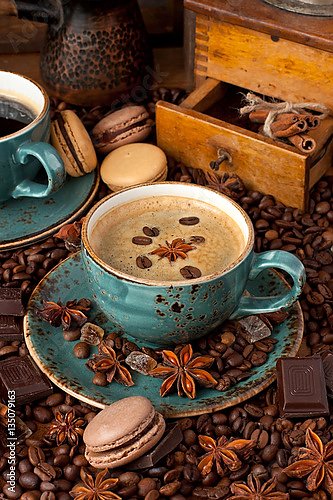 Кофе в старинной кашке с печеньем и шоколадом