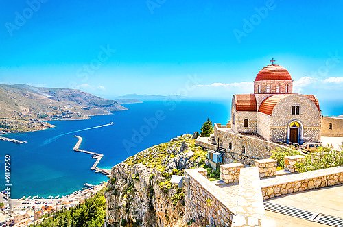 Греция. Солнечный вид на море и церковь