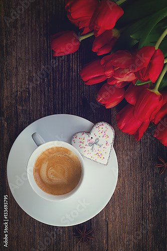 Чашка кофе и свежие красные тюльпаны