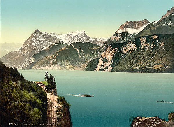 Швейцария. Озеро Фирвальдштеттер в подножия гор