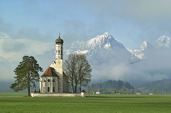 Церквушка на фоне снежных гор