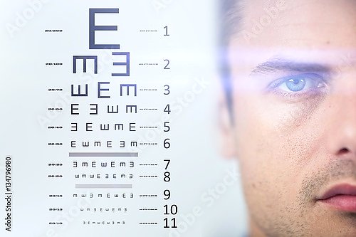 Проверка зрения у мужчины