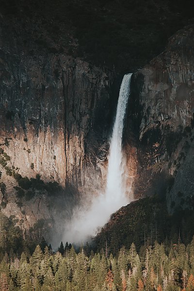Водопад с высокой скалы