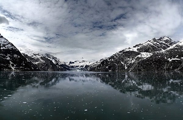 Ледяное озеро в горах