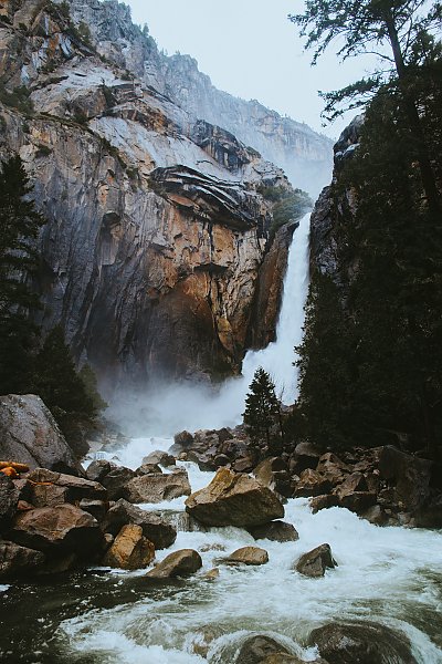 Водопад с каменистой скалы