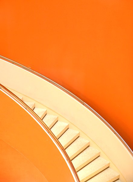 Лестница в оранжевом здании