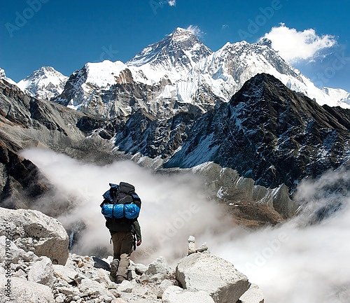Турист в горах Непала