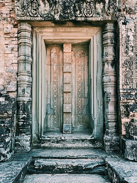 Древняя каменная дверь