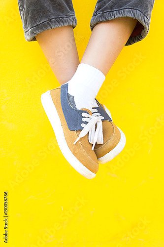 Постер Детские ноги в кроссовках