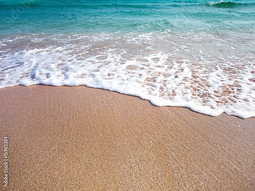 Морская волна и песок