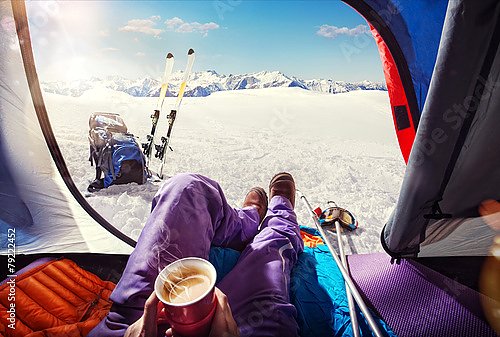 Лыжник в палатке на снежной горе