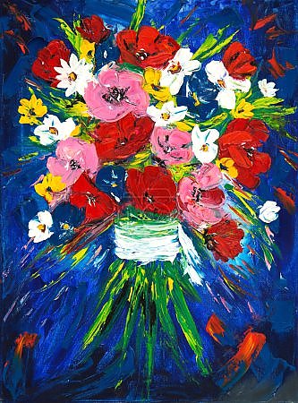 Букет из ромашек и маков на синем фоне