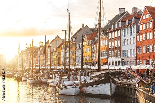Постер Дания, Копенгаген. Ряды домов и лодок на закате