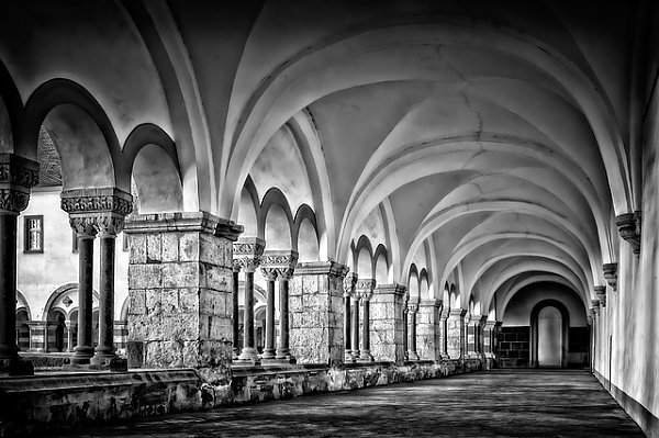 Романский монастырь, аббатство
