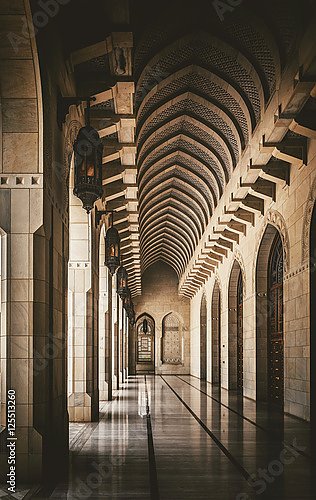 Затемненный пустой коридор с арочными потолками