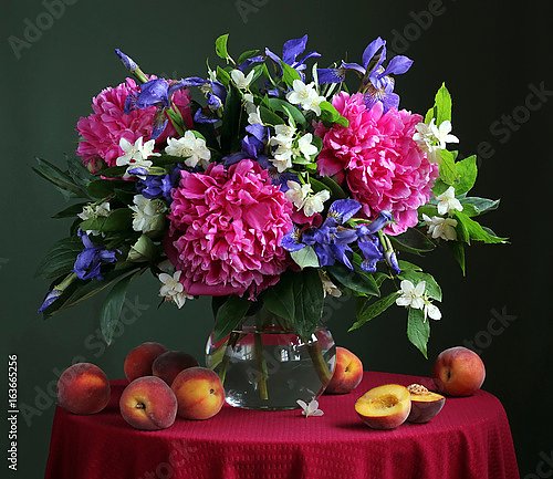 Букет садовых цветов с персиками на столе