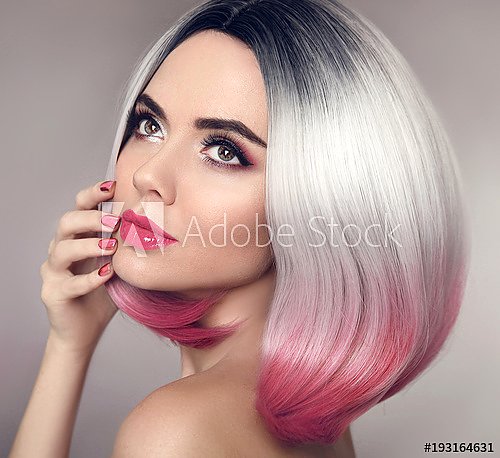 Девушка с серебристо-розовыми волосами и макияжем