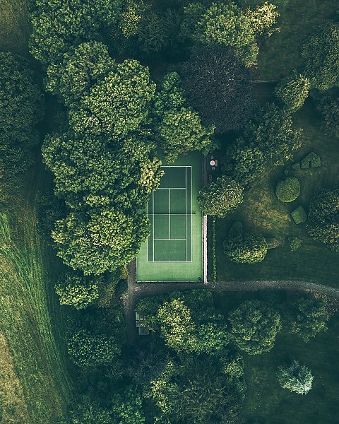 Теннисная площадка в зеленом парке
