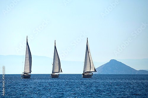 Три яхты на фоне горы