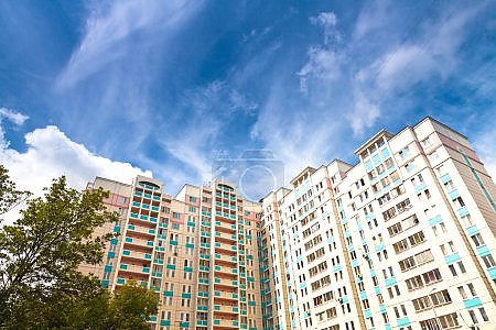 Новостройка на фоне неба в облаках