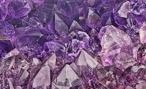 Темно-фиолетовые кристаллы аметиста