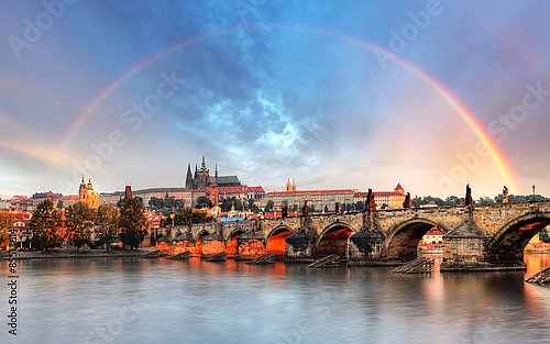 Чехия, Прага. Городской пейзаж с радугой