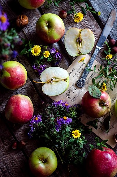 Садовые яблоки, цветы и ноты