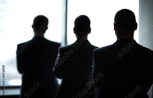 Силуэты трех телохранителей в офисе
