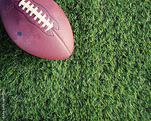 Мяч для рэгби на зелёной траве