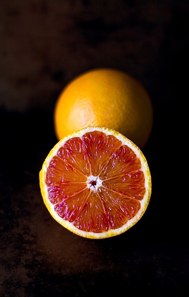 Разрезанный красный апельсин