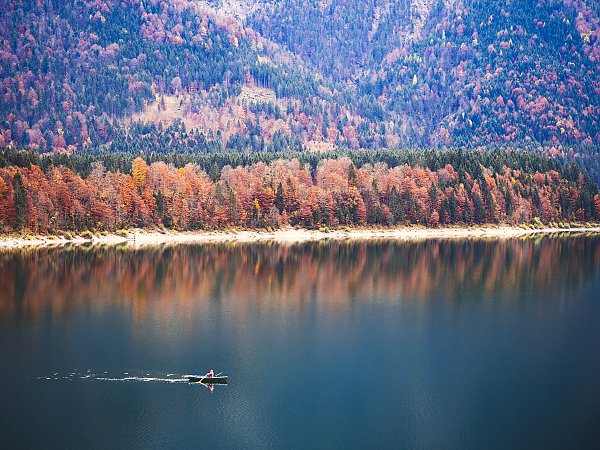 Одинокая лодка на осеннем озере
