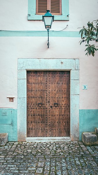 Старая дверь в Майорке, Испания