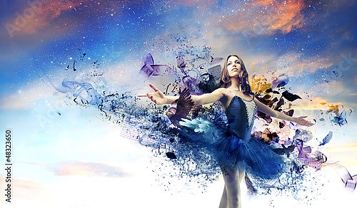 Балерина в синей пачке с бабочками
