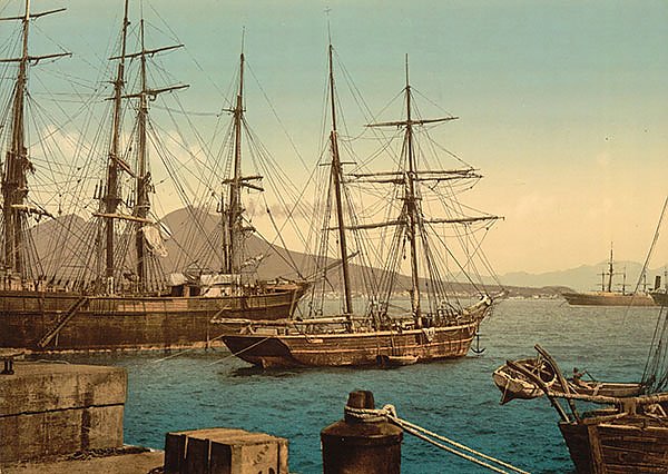 Италия. Корабли в порту Неаполя