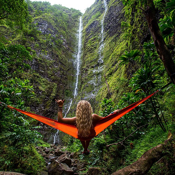 Девушка в гамаке у тропического водопада
