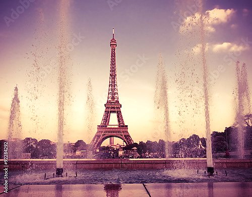 Франция, Париж. Башня с фиолетовым оттенком