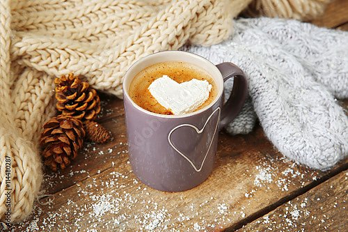 Чашка горячего кофе с зефиром в холодный зимний день