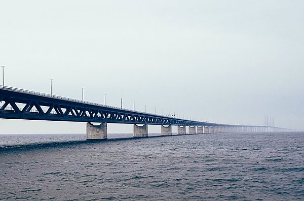 Мост, теряющийся в тумане