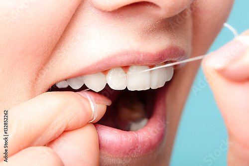 Чистка зубов зубной нитью