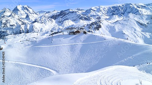 Вид с альпийских вершин на склоны возле зимнего курорта Куршевель, Альпы, Франция