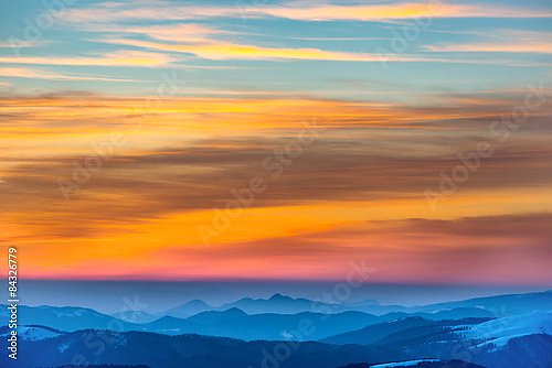 Красочный закат в горах зимой