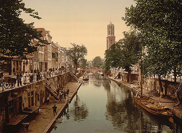 Нидерланды. Утрехт, старинный мост и канал