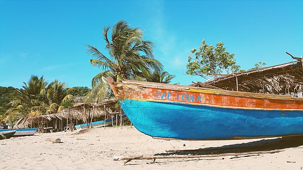 Старая голубая лодка на пляже