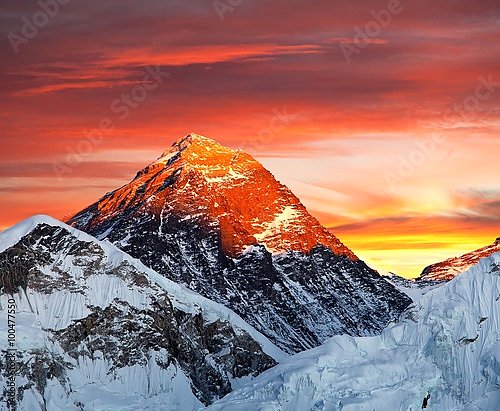 Непал. Закатный вид на Эверест