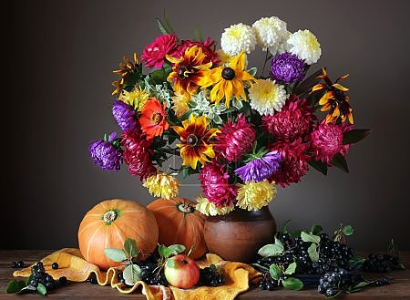 Осенний натюрморт с цветами и фруктами.