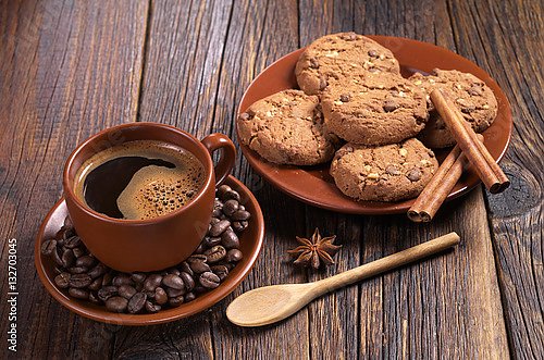 Кофе и овсяное печенье с шоколадом