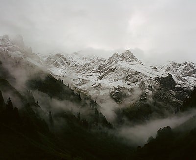Постер Темные туманные горы